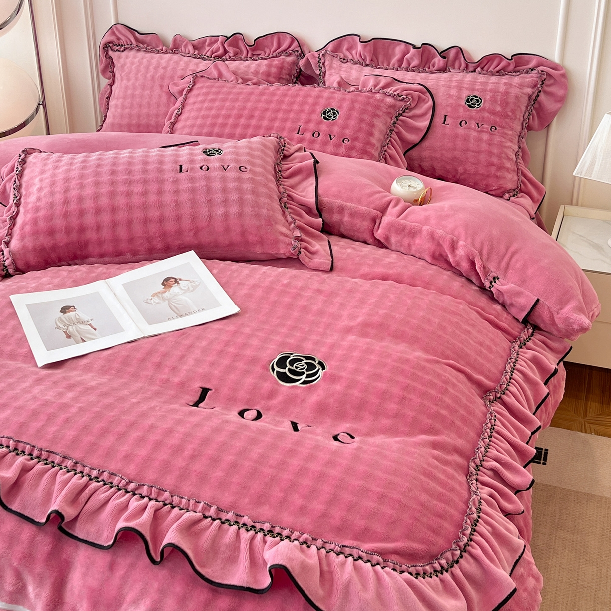 91家纺网 家纺一手货源 找家纺 言熙居家纺 2025新款牛奶绒绣花四件套 Love-玫红