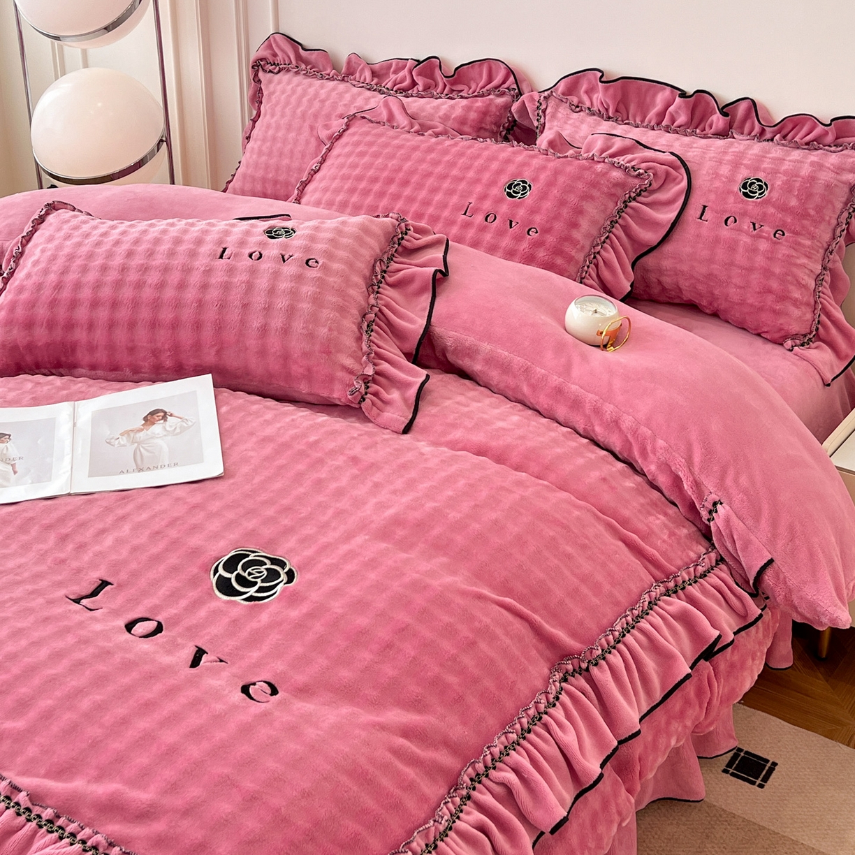 91家纺网 家纺一手货源 找家纺 言熙居家纺 2025新款牛奶绒绣花四件套 Love-玫红