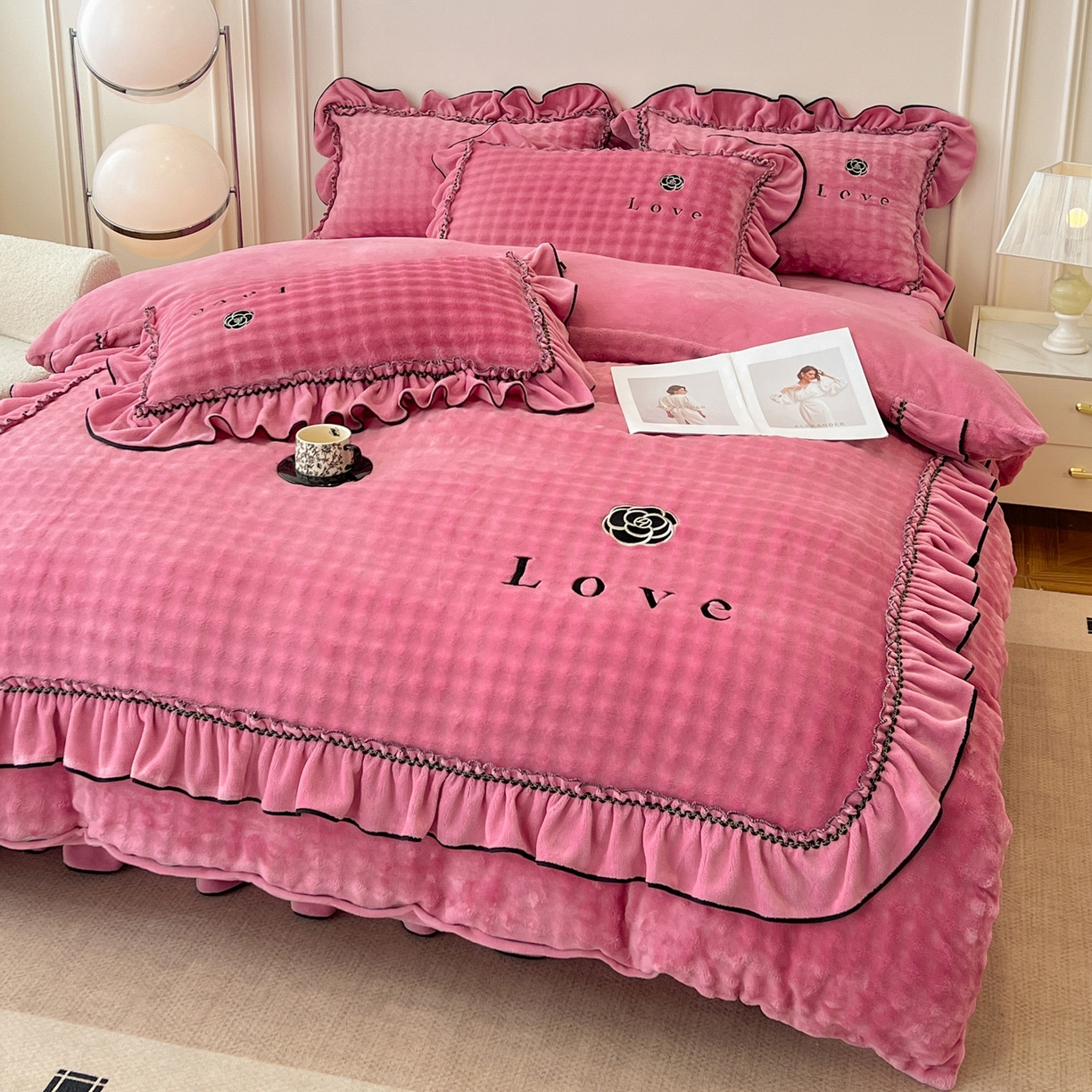 91家纺网 家纺一手货源 找家纺 言熙居家纺 2025新款牛奶绒绣花四件套 Love-玫红