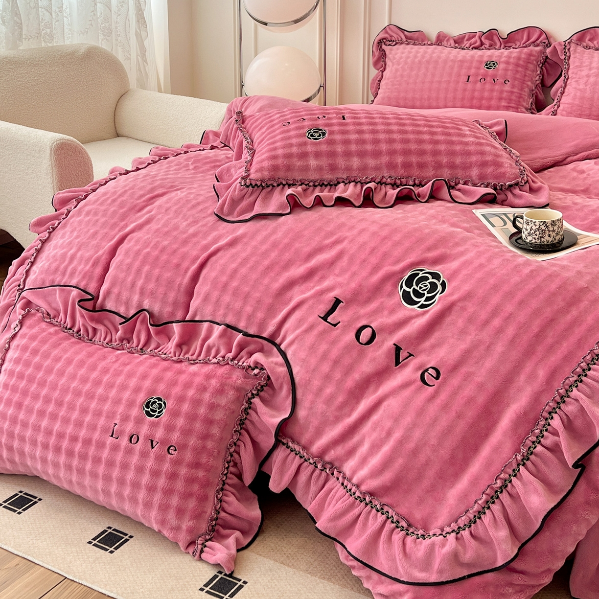 91家纺网 家纺一手货源 找家纺 言熙居家纺 2025新款牛奶绒绣花四件套 Love-玫红