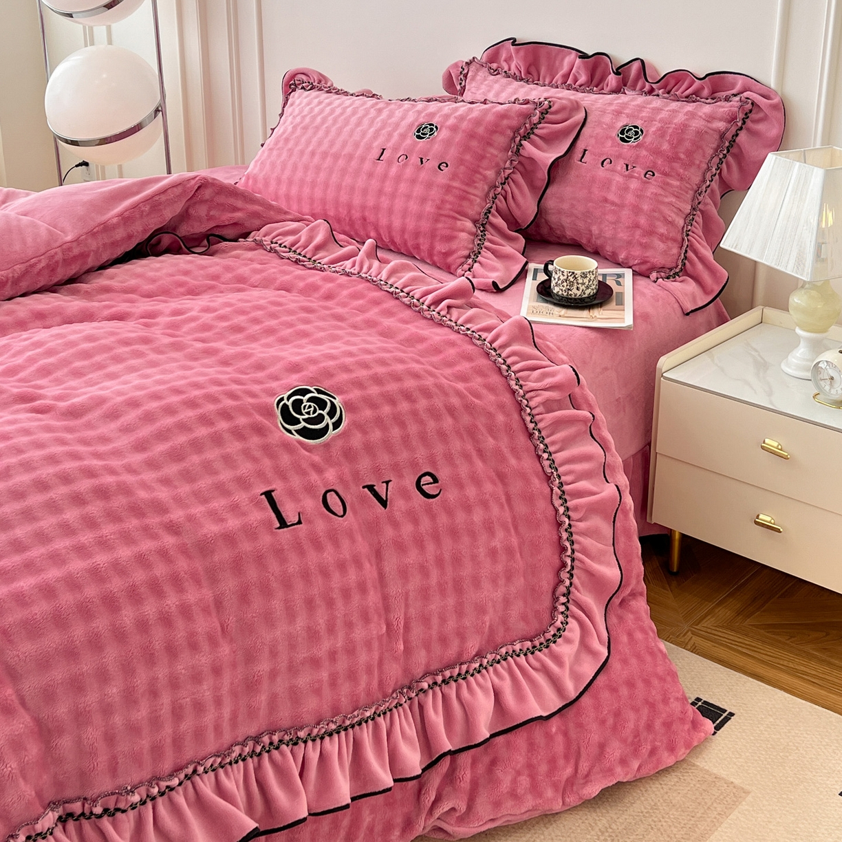 91家纺网 家纺一手货源 找家纺 言熙居家纺 2025新款牛奶绒绣花四件套 Love-玫红