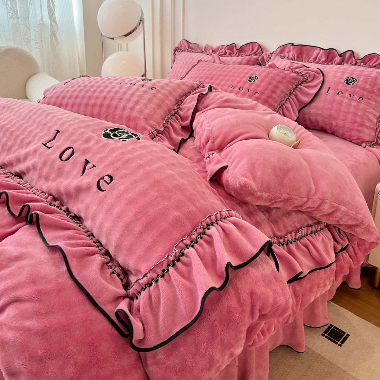 91家纺网 家纺一手货源 找家纺 言熙居家纺 2025新款牛奶绒绣花四件套 Love-玫红