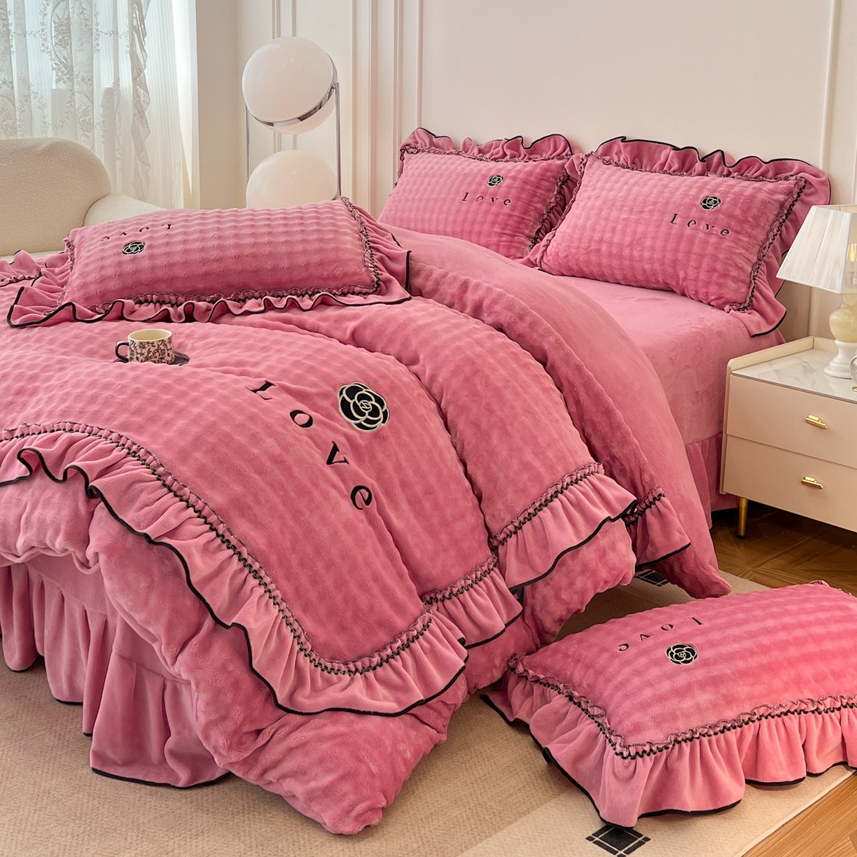 91家纺网 家纺一手货源 找家纺 言熙居家纺 2025新款牛奶绒绣花四件套 Love-玫红