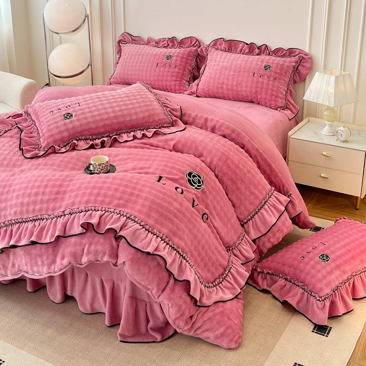 91家纺网 家纺一手货源 找家纺 言熙居家纺 2025新款牛奶绒绣花四件套 Love-玫红