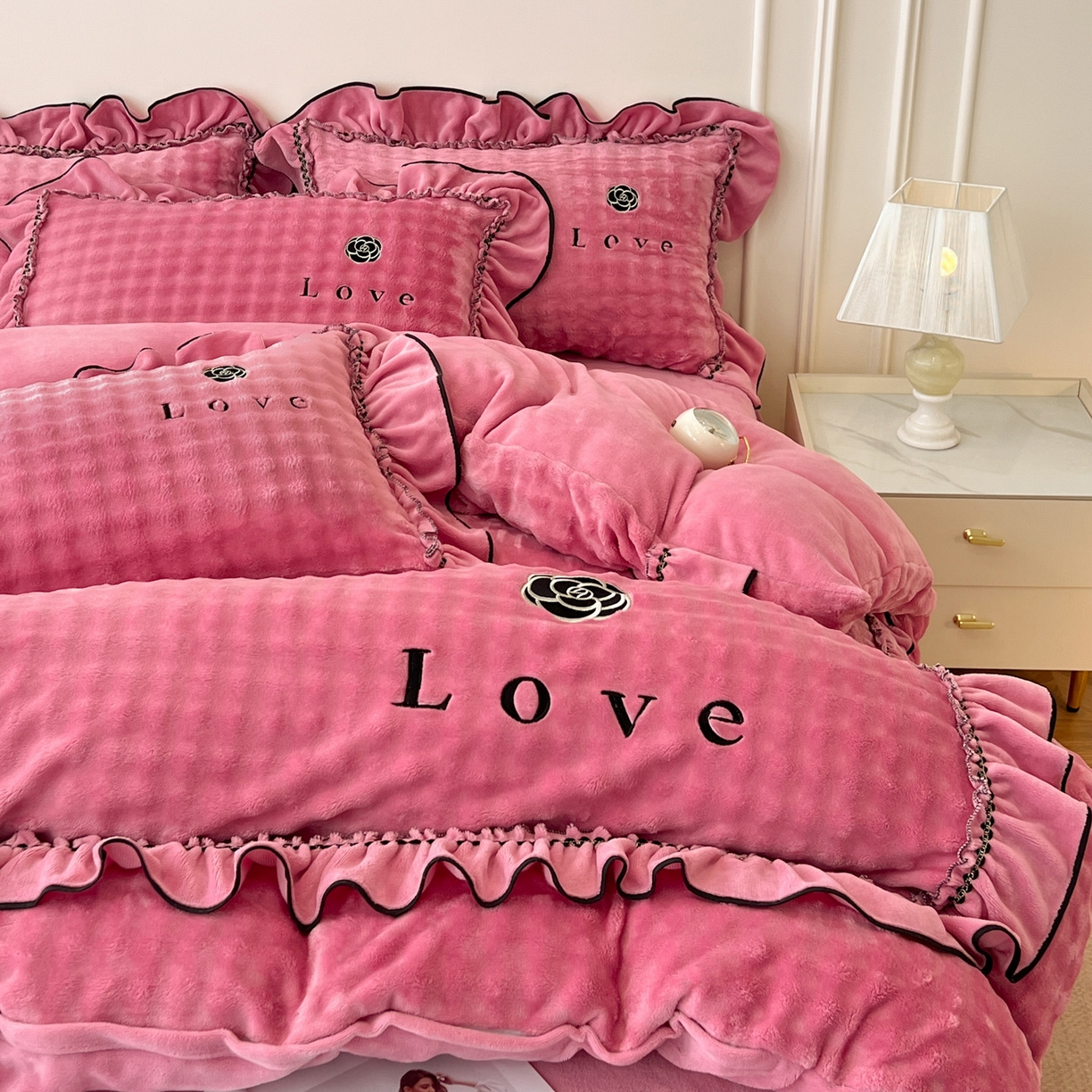 言熙居家纺 2025新款牛奶绒绣花四件套 Love-玫红