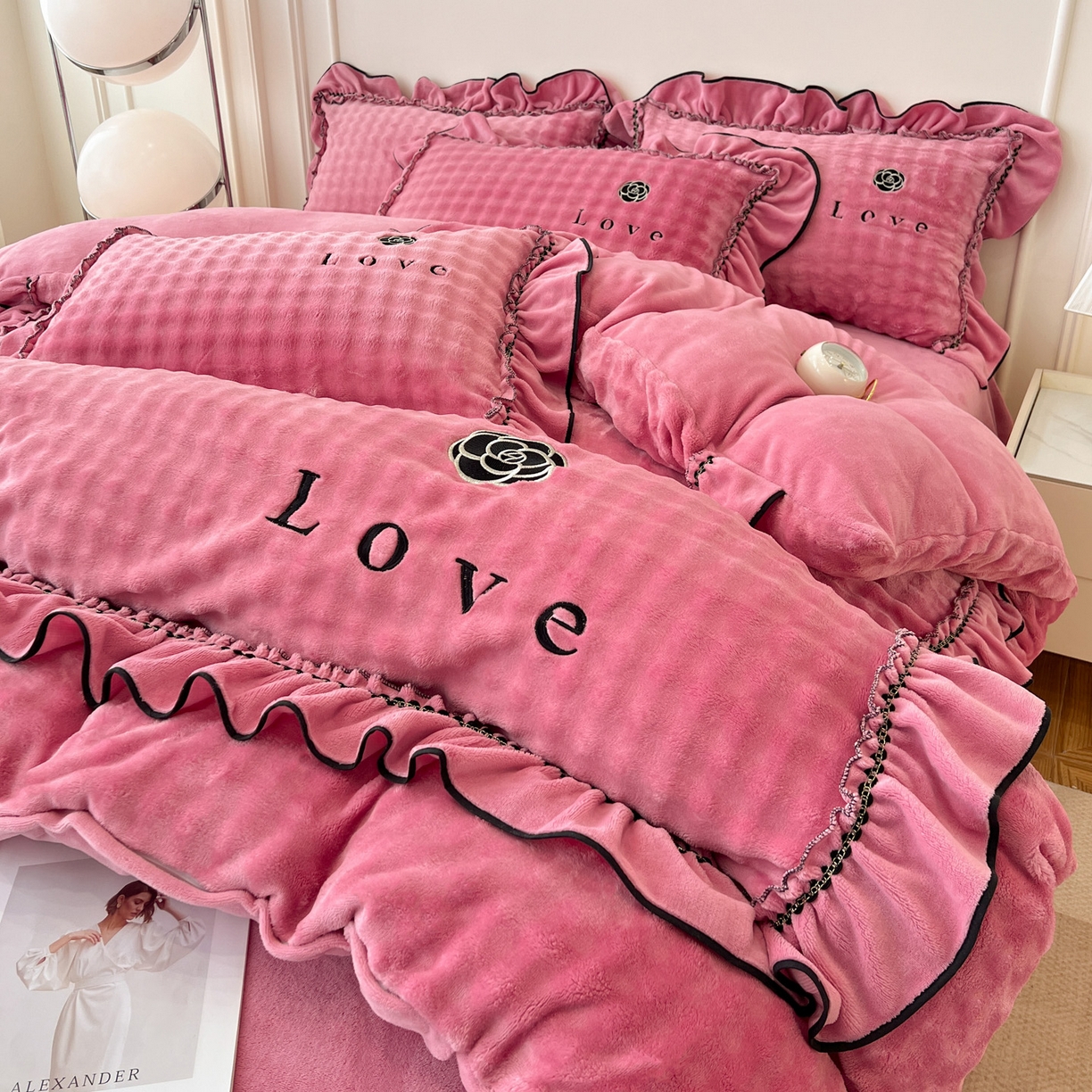 91家纺网 家纺一手货源 找家纺 言熙居家纺 2025新款牛奶绒绣花四件套 Love-玫红