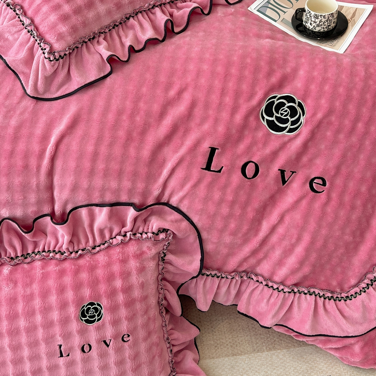 91家纺网 家纺一手货源 找家纺 言熙居家纺 2025新款牛奶绒绣花四件套 Love-玫红