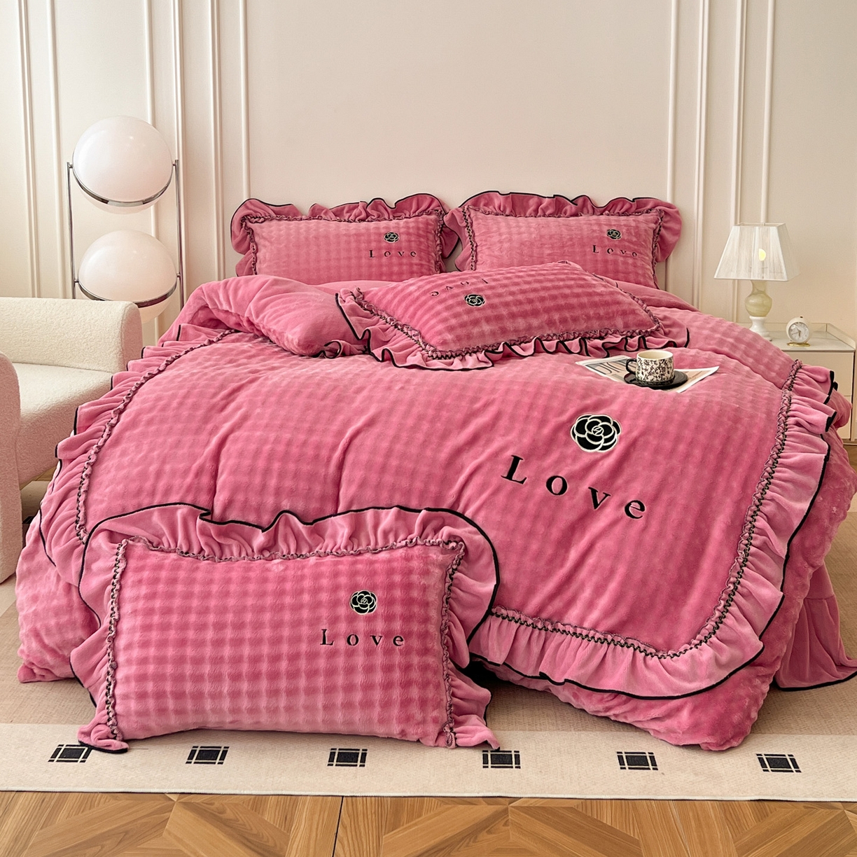 91家纺网 家纺一手货源 找家纺 言熙居家纺 2025新款牛奶绒绣花四件套 Love-玫红