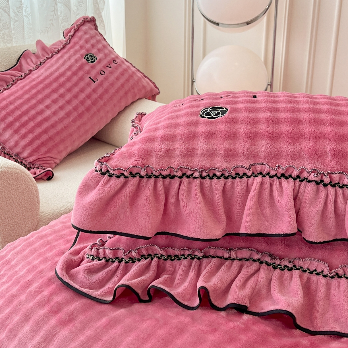 91家纺网 家纺一手货源 找家纺 言熙居家纺 2025新款牛奶绒绣花四件套 Love-玫红