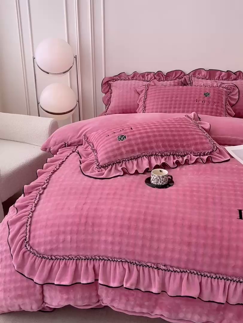 91家纺网 家纺一手货源 找家纺 言熙居家纺 2025新款牛奶绒绣花四件套 Love-玫红