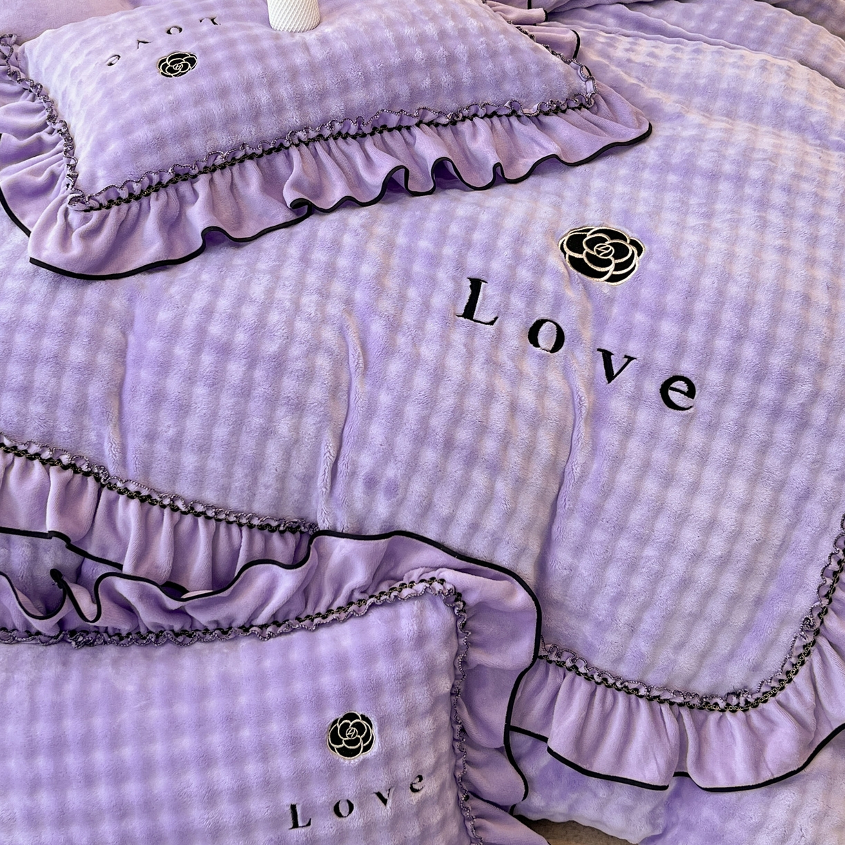 91家纺网 家纺一手货源 找家纺 言熙居家纺 2025新款牛奶绒绣花四件套 Love-紫