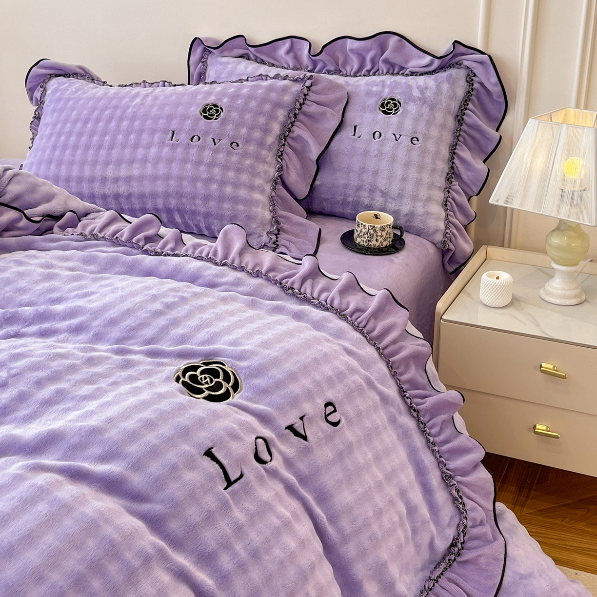 91家纺网 家纺一手货源 找家纺 言熙居家纺 2025新款牛奶绒绣花四件套 Love-紫