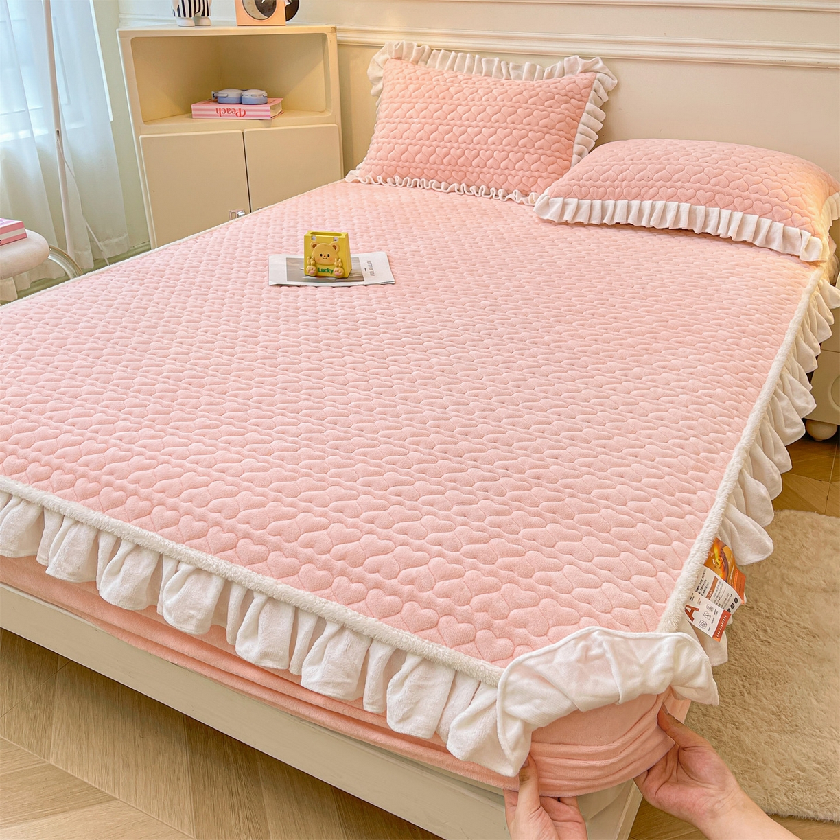 91家纺网 家纺一手货源 找家纺 雯豆家纺 2025新款牛奶绒花边床笠单床笠单品床笠单件床笠 牛奶绒花边床笠-玉颜粉