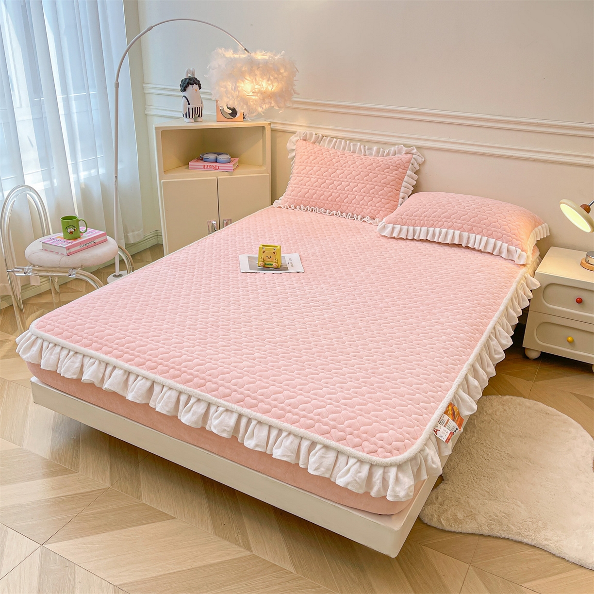 91家纺网 家纺一手货源 找家纺 雯豆家纺 2025新款牛奶绒花边床笠单床笠单品床笠单件床笠 牛奶绒花边床笠-玉颜粉