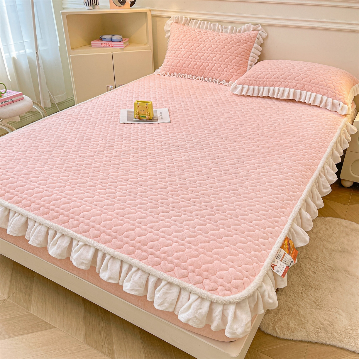 91家纺网 家纺一手货源 找家纺 雯豆家纺 2025新款牛奶绒花边床笠单床笠单品床笠单件床笠 牛奶绒花边床笠-玉颜粉