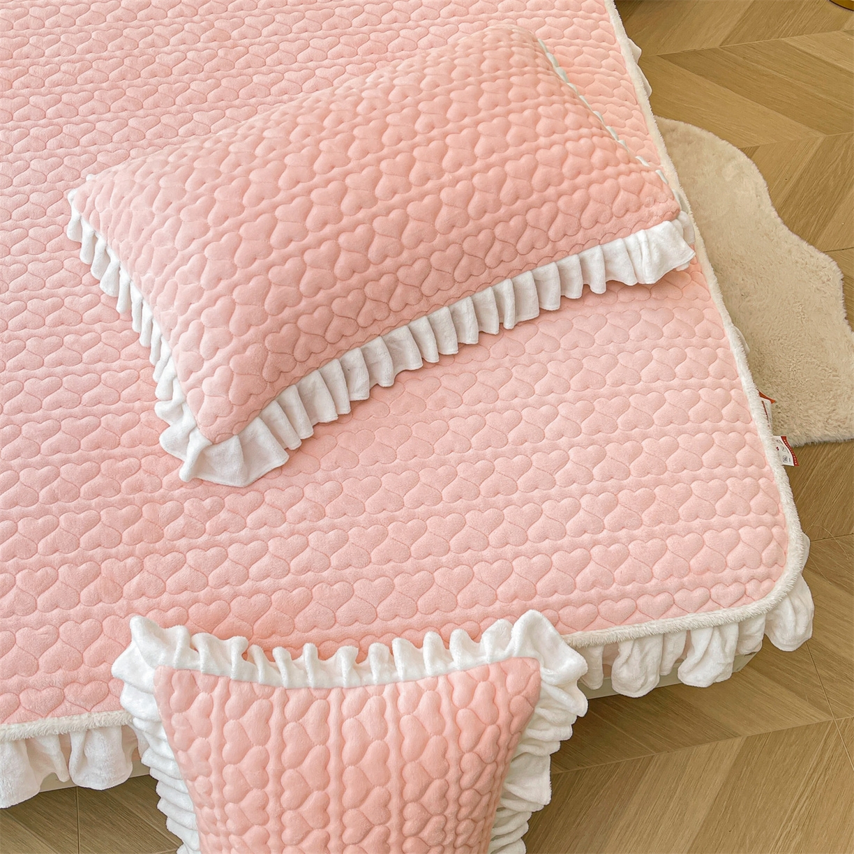 91家纺网 家纺一手货源 找家纺 雯豆家纺 2025新款牛奶绒花边床笠单床笠单品床笠单件床笠 牛奶绒花边床笠-玉颜粉