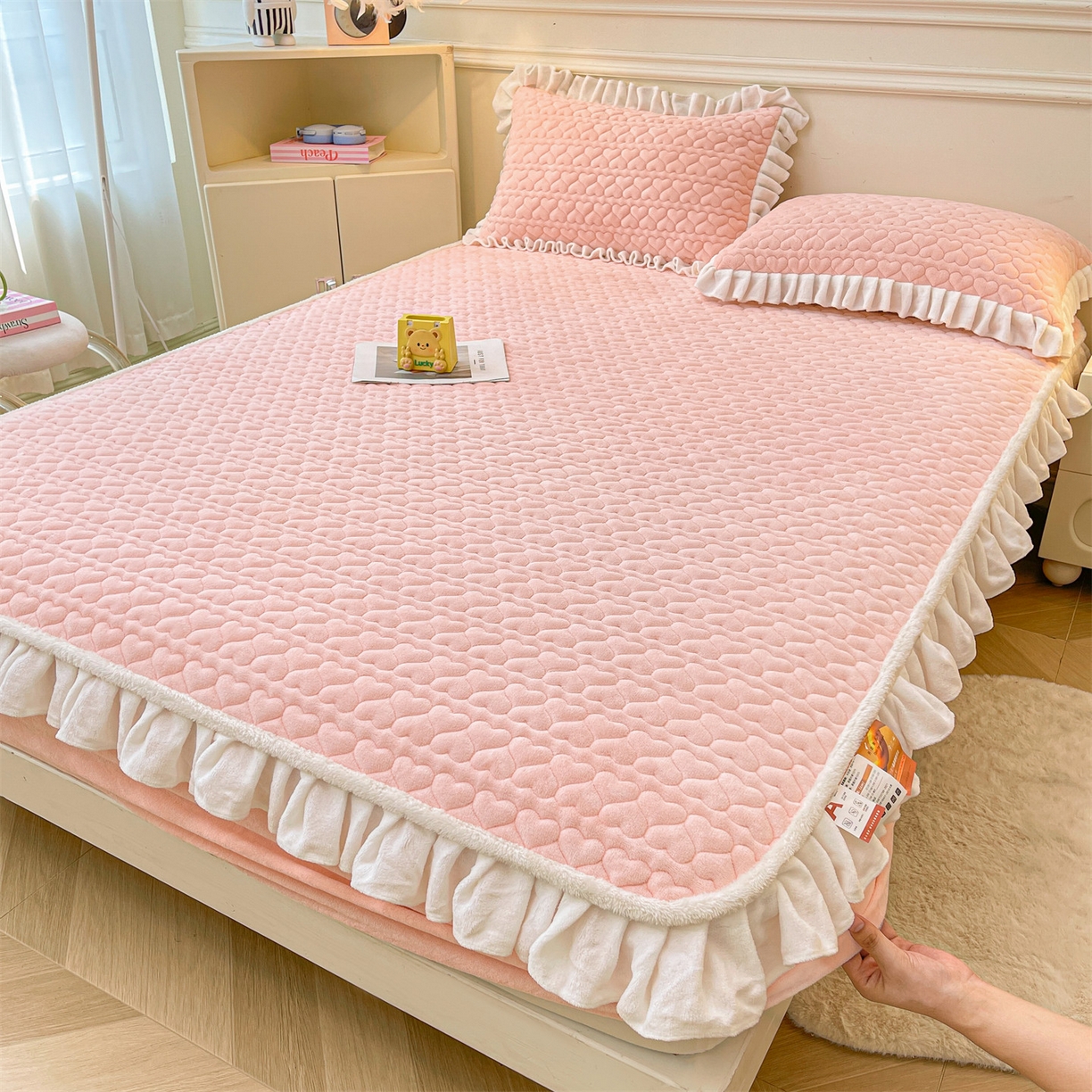 91家纺网 家纺一手货源 找家纺 雯豆家纺 2025新款牛奶绒花边床笠单床笠单品床笠单件床笠 牛奶绒花边床笠-玉颜粉