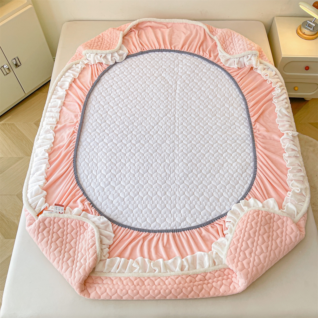 91家纺网 家纺一手货源 找家纺 雯豆家纺 2025新款牛奶绒花边床笠单床笠单品床笠单件床笠 牛奶绒花边床笠-玉颜粉