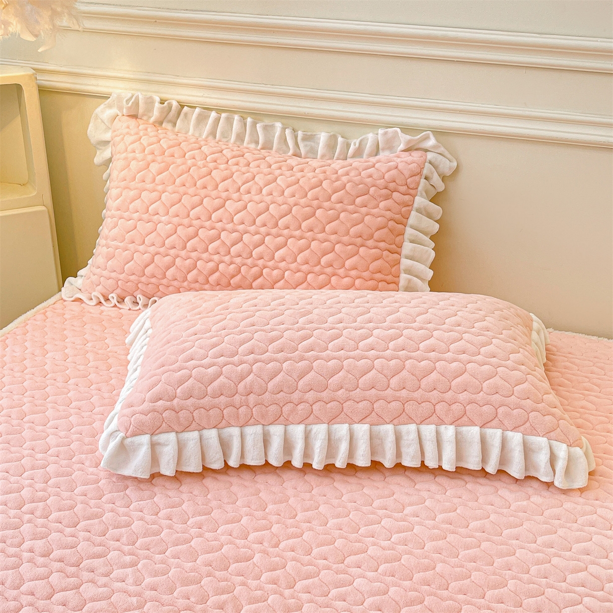 91家纺网 家纺一手货源 找家纺 雯豆家纺 2025新款牛奶绒花边床笠单床笠单品床笠单件床笠 牛奶绒花边床笠-玉颜粉