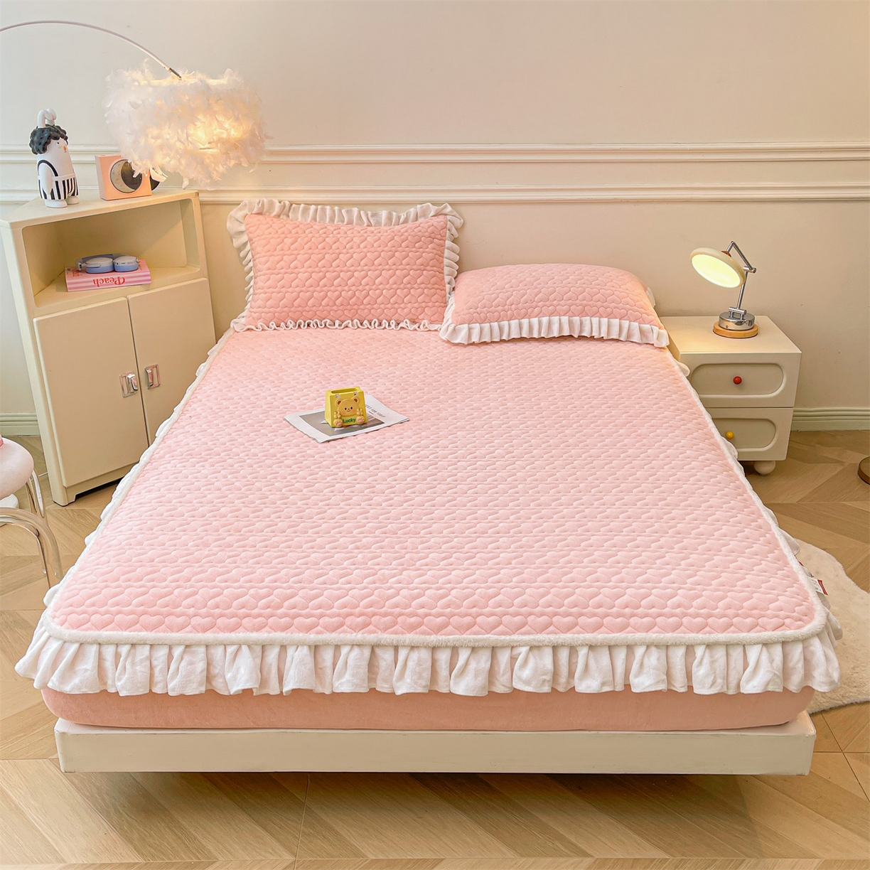 91家纺网 家纺一手货源 找家纺 雯豆家纺 2025新款牛奶绒花边床笠单床笠单品床笠单件床笠 牛奶绒花边床笠-玉颜粉