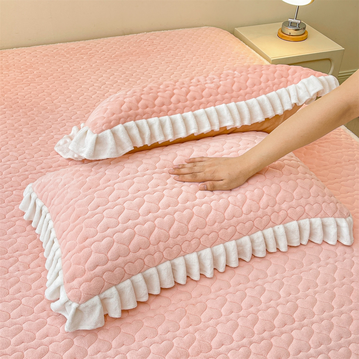 91家纺网 家纺一手货源 找家纺 雯豆家纺 2025新款牛奶绒花边床笠单床笠单品床笠单件床笠 牛奶绒花边床笠-玉颜粉