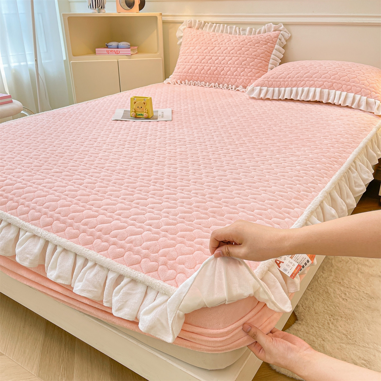 91家纺网 家纺一手货源 找家纺 雯豆家纺 2025新款牛奶绒花边床笠单床笠单品床笠单件床笠 牛奶绒花边床笠-玉颜粉