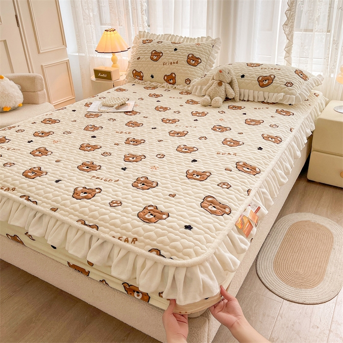 91家纺网 家纺一手货源 找家纺 雯豆家纺 2025新款牛奶绒花边床笠单床笠单品床笠单件床笠 牛奶绒花边床笠-字母熊