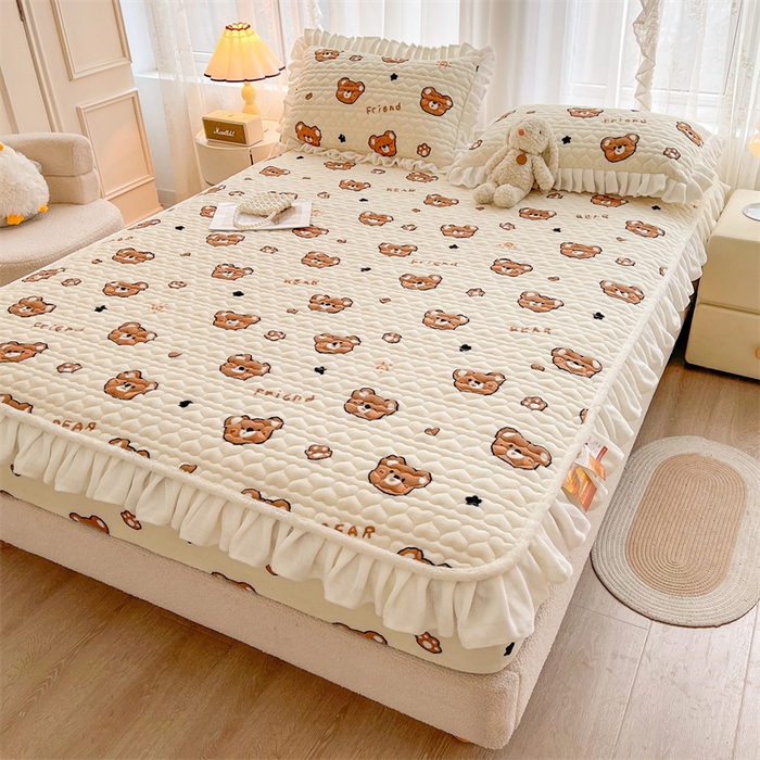 91家纺网 家纺一手货源 找家纺 雯豆家纺 2025新款牛奶绒花边床笠单床笠单品床笠单件床笠 牛奶绒花边床笠-字母熊