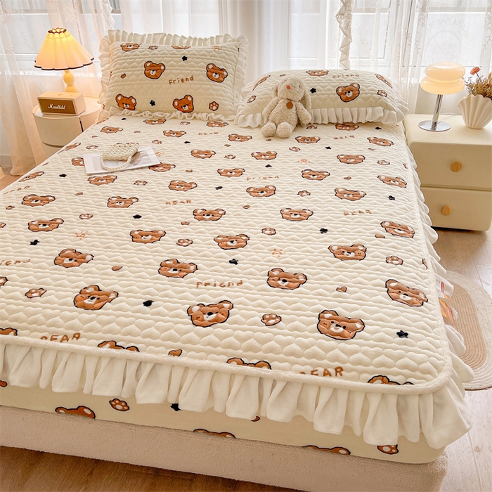 91家纺网 家纺一手货源 找家纺 雯豆家纺 2025新款牛奶绒花边床笠单床笠单品床笠单件床笠 牛奶绒花边床笠-字母熊