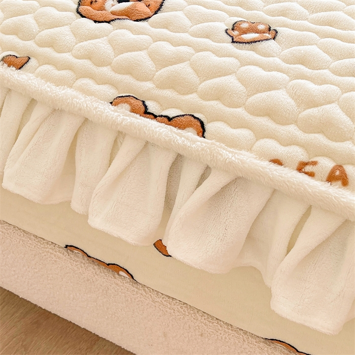 91家纺网 家纺一手货源 找家纺 雯豆家纺 2025新款牛奶绒花边床笠单床笠单品床笠单件床笠 牛奶绒花边床笠-字母熊