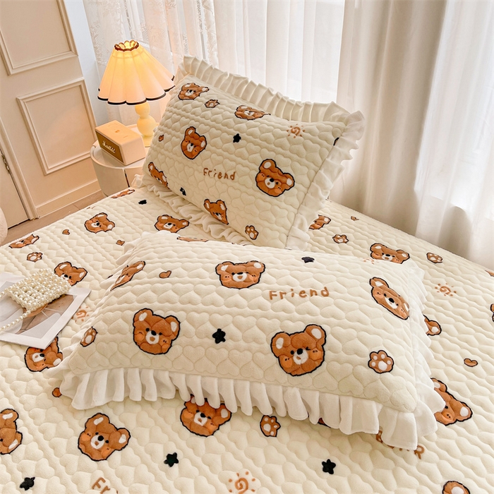 91家纺网 家纺一手货源 找家纺 雯豆家纺 2025新款牛奶绒花边床笠单床笠单品床笠单件床笠 牛奶绒花边床笠-字母熊