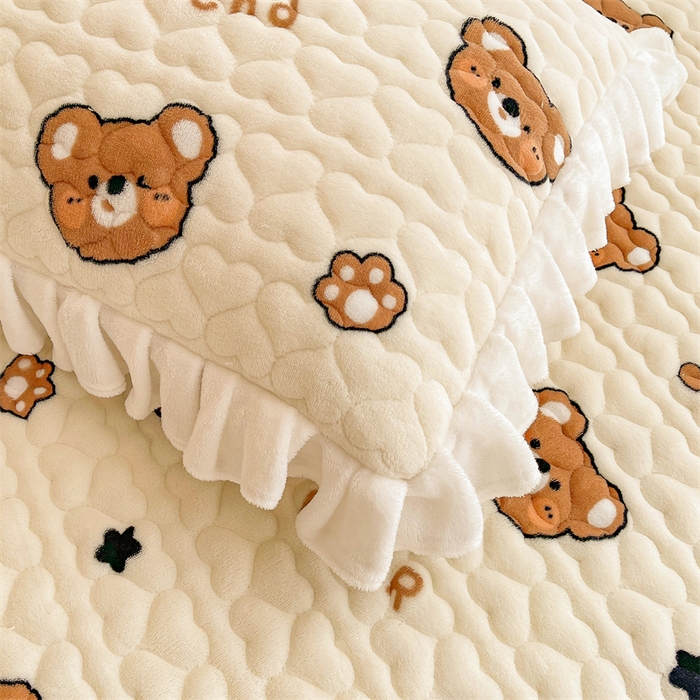 91家纺网 家纺一手货源 找家纺 雯豆家纺 2025新款牛奶绒花边床笠单床笠单品床笠单件床笠 牛奶绒花边床笠-字母熊