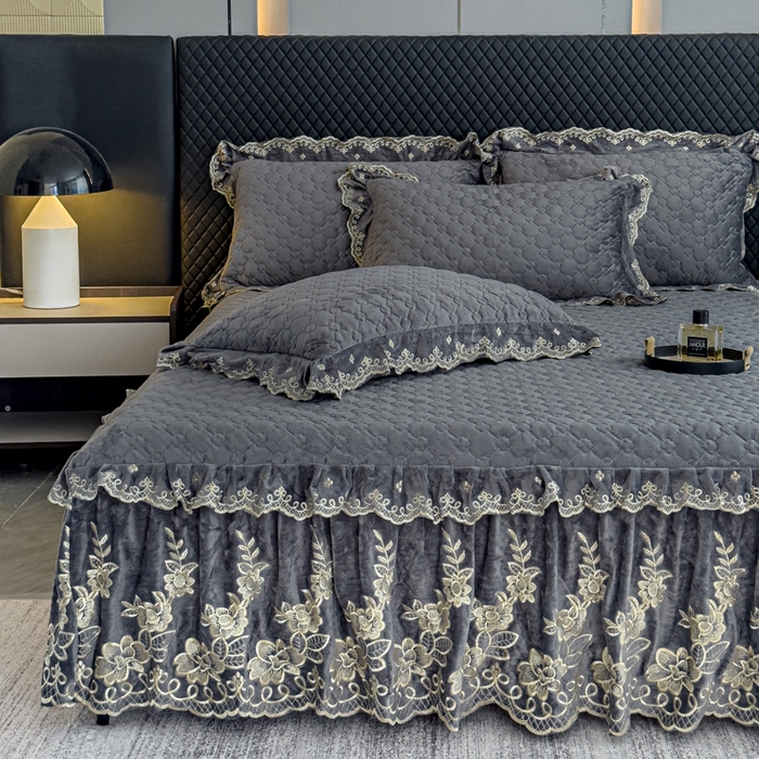 91家纺网 家纺一手货源 找家纺 花香四季家纺 2025新款保暖绒绣花宝宝绒床裙系列 高级灰