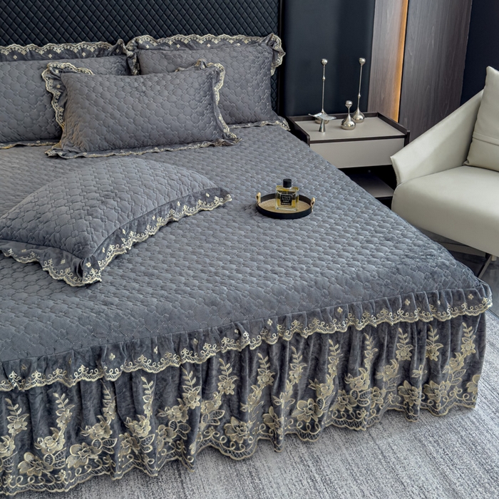 91家纺网 家纺一手货源 找家纺 花香四季家纺 2025新款保暖绒绣花宝宝绒床裙系列 高级灰