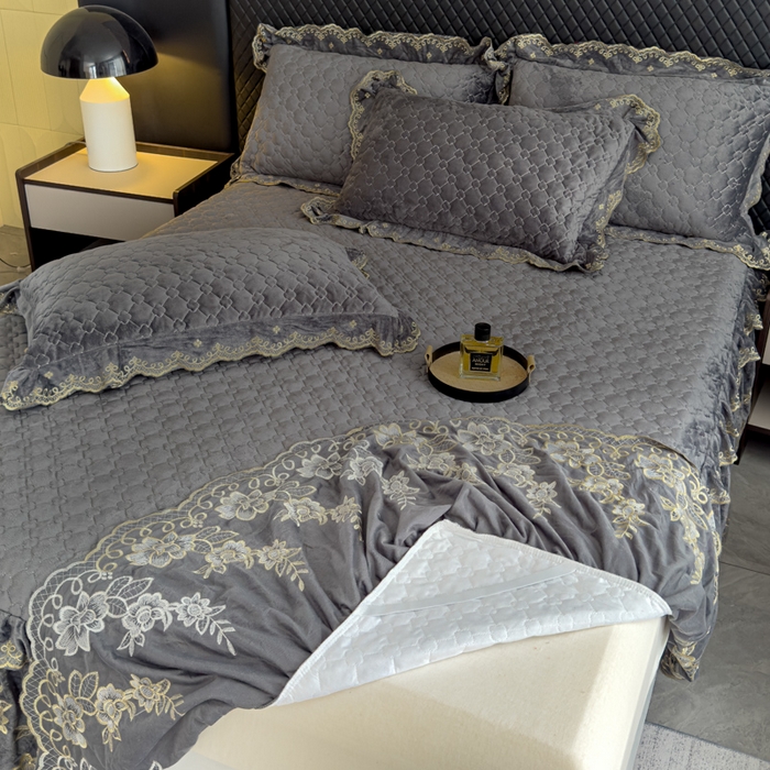 91家纺网 家纺一手货源 找家纺 花香四季家纺 2025新款保暖绒绣花宝宝绒床裙系列 高级灰