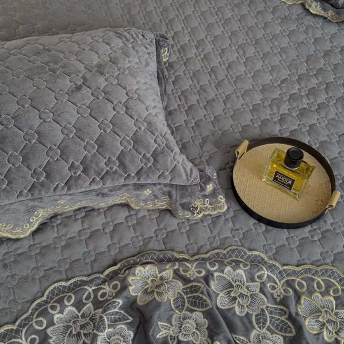 91家纺网 家纺一手货源 找家纺 花香四季家纺 2025新款保暖绒绣花宝宝绒床裙系列 高级灰