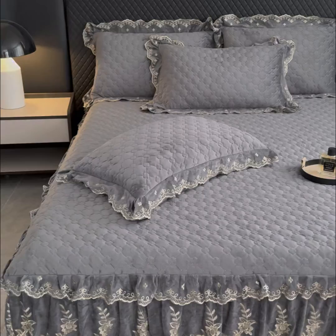 91家纺网 家纺一手货源 找家纺 花香四季家纺 2025新款保暖绒绣花宝宝绒床裙系列 高级灰