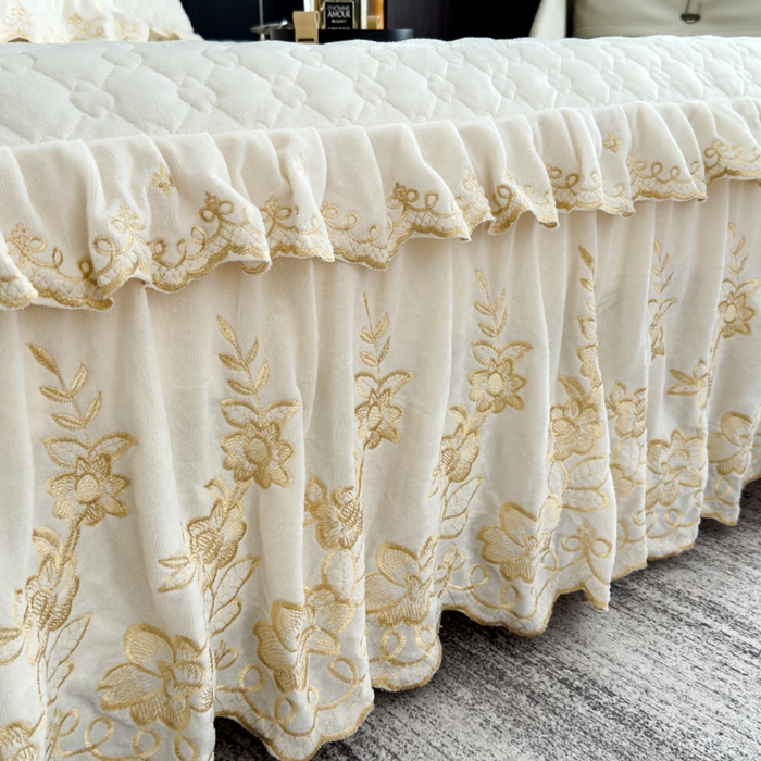 91家纺网 家纺一手货源 找家纺 花香四季家纺 2025新款保暖绒绣花宝宝绒床裙系列 牛奶白