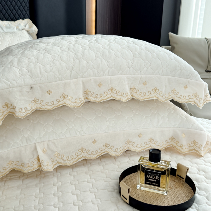 91家纺网 家纺一手货源 找家纺 花香四季家纺 2025新款保暖绒绣花宝宝绒床裙系列 牛奶白