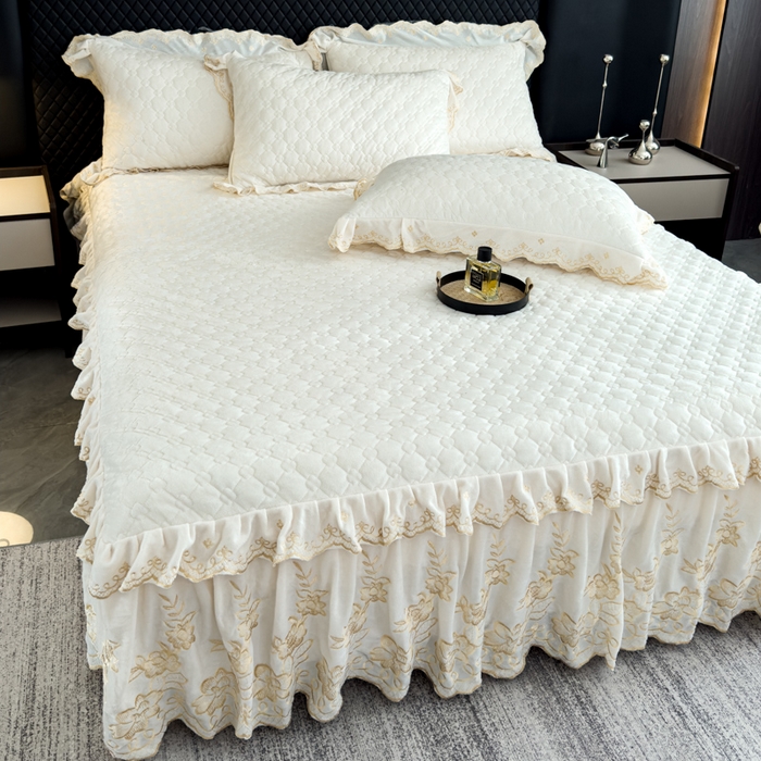 91家纺网 家纺一手货源 找家纺 花香四季家纺 2025新款保暖绒绣花宝宝绒床裙系列 牛奶白