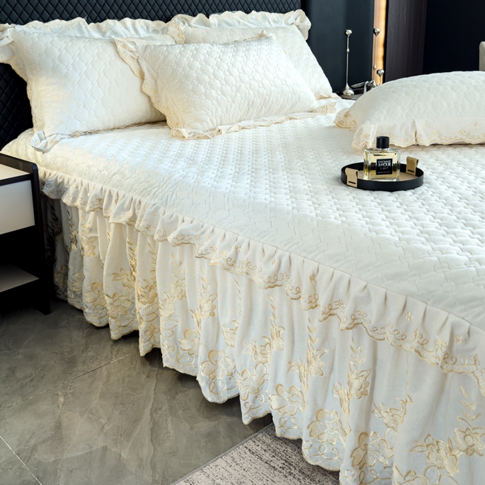 91家纺网 家纺一手货源 找家纺 花香四季家纺 2025新款保暖绒绣花宝宝绒床裙系列 牛奶白