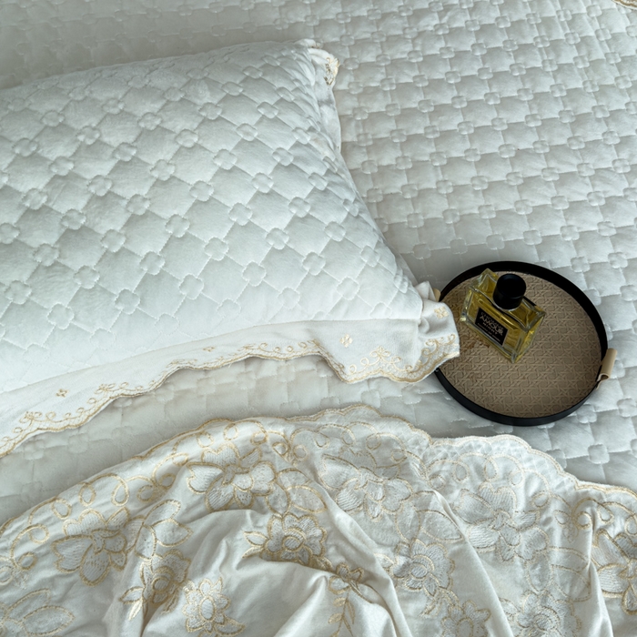 91家纺网 家纺一手货源 找家纺 花香四季家纺 2025新款保暖绒绣花宝宝绒床裙系列 牛奶白