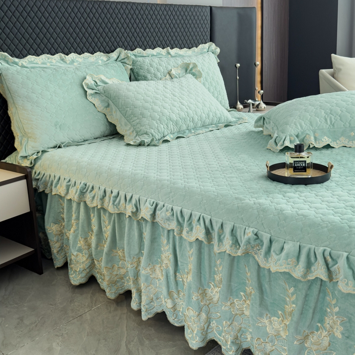 91家纺网 家纺一手货源 找家纺 花香四季家纺 2025新款保暖绒绣花宝宝绒床裙系列 浓情绿