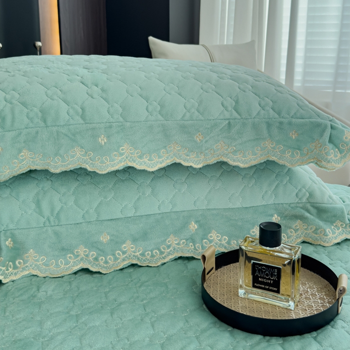 91家纺网 家纺一手货源 找家纺 花香四季家纺 2025新款保暖绒绣花宝宝绒床裙系列 浓情绿