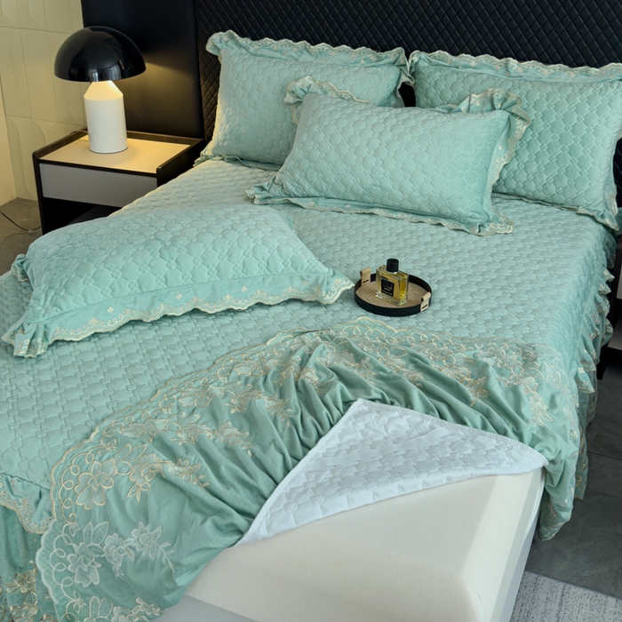 91家纺网 家纺一手货源 找家纺 花香四季家纺 2025新款保暖绒绣花宝宝绒床裙系列 浓情绿