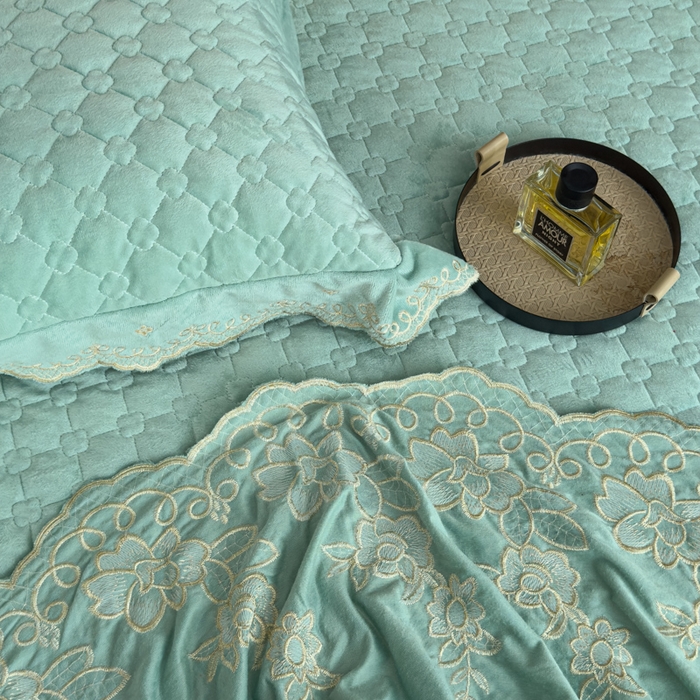 91家纺网 家纺一手货源 找家纺 花香四季家纺 2025新款保暖绒绣花宝宝绒床裙系列 浓情绿