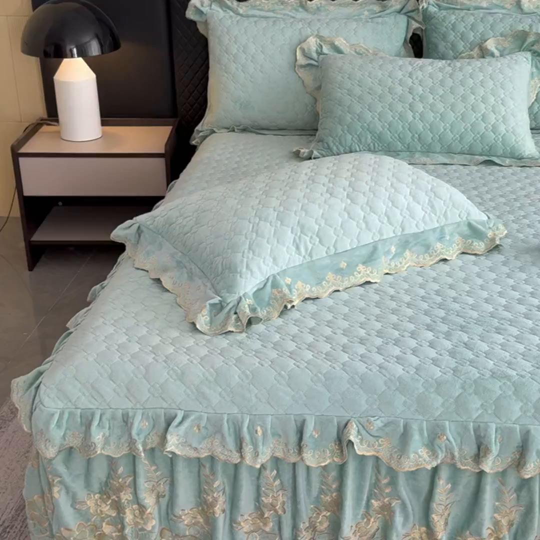 91家纺网 家纺一手货源 找家纺 花香四季家纺 2025新款保暖绒绣花宝宝绒床裙系列 浓情绿