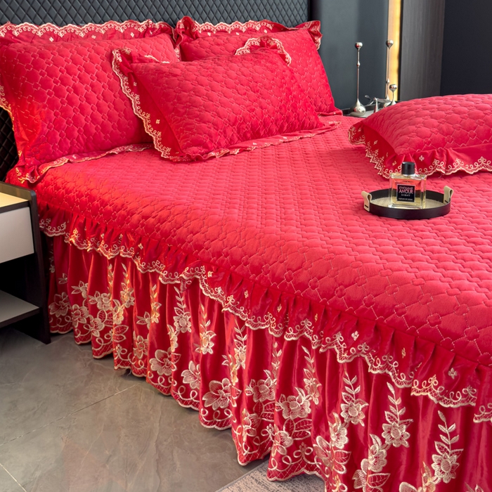 91家纺网 家纺一手货源 找家纺 花香四季家纺 2025新款保暖绒绣花宝宝绒床裙系列 喜庆红