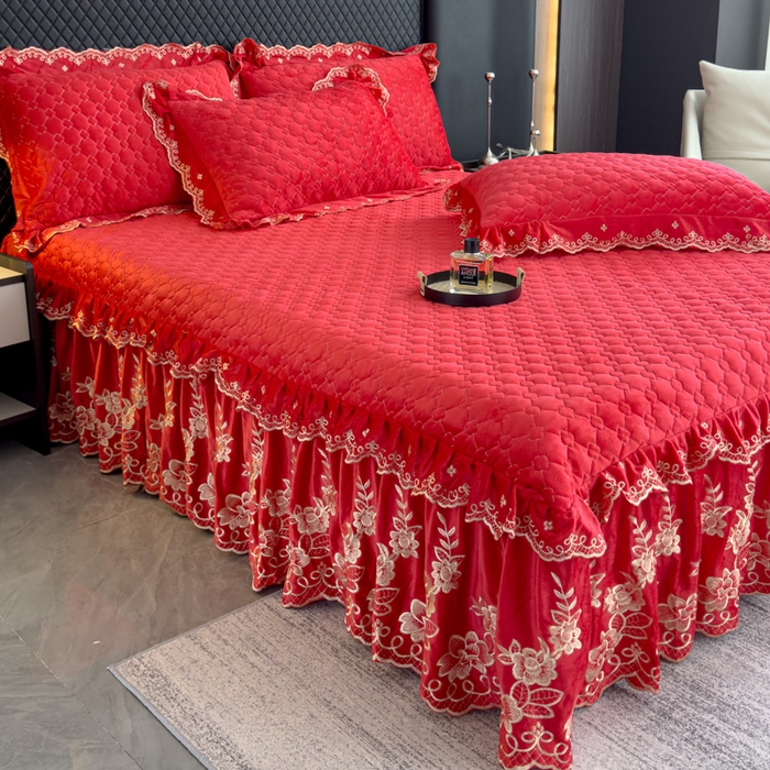 91家纺网 家纺一手货源 找家纺 花香四季家纺 2025新款保暖绒绣花宝宝绒床裙系列 喜庆红
