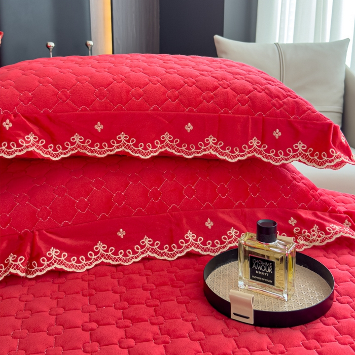 91家纺网 家纺一手货源 找家纺 花香四季家纺 2025新款保暖绒绣花宝宝绒床裙系列 喜庆红